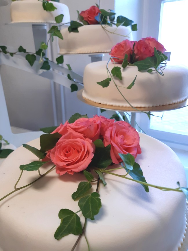 Bröllopstårta med rosor från Konditori Collini i Bollnäs