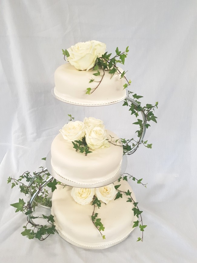Bröllopstårta med vita rosor från Konditori Collini i Bollnäs